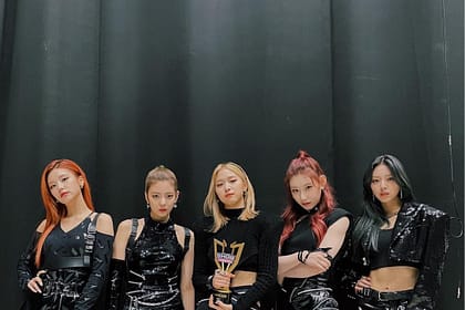 Itzy-with-black-outfit-foto-instagram-itzy.all_.in_.us_