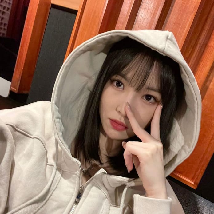 Yuju berpose peace dengan pakaian hoodie warna krem - Foto : Instagram/yuuzth_