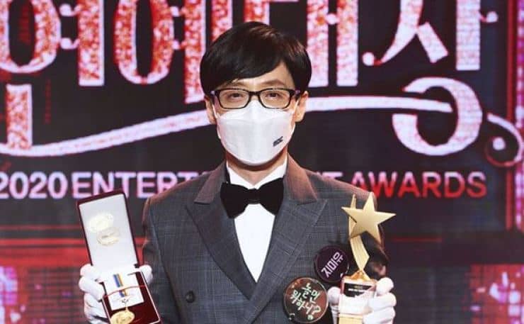 Comedian Yoo Jae-suk shows off his trophies after receiving the grand prize at the MBC Entertainment Awards held at the MBC Public Hall, Seoul, Tuesday. Courtesy of MBC